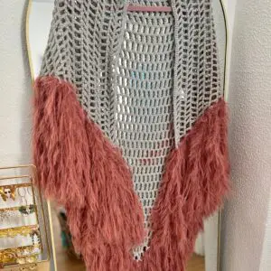 Chal crochet plumas rosa empolvado
