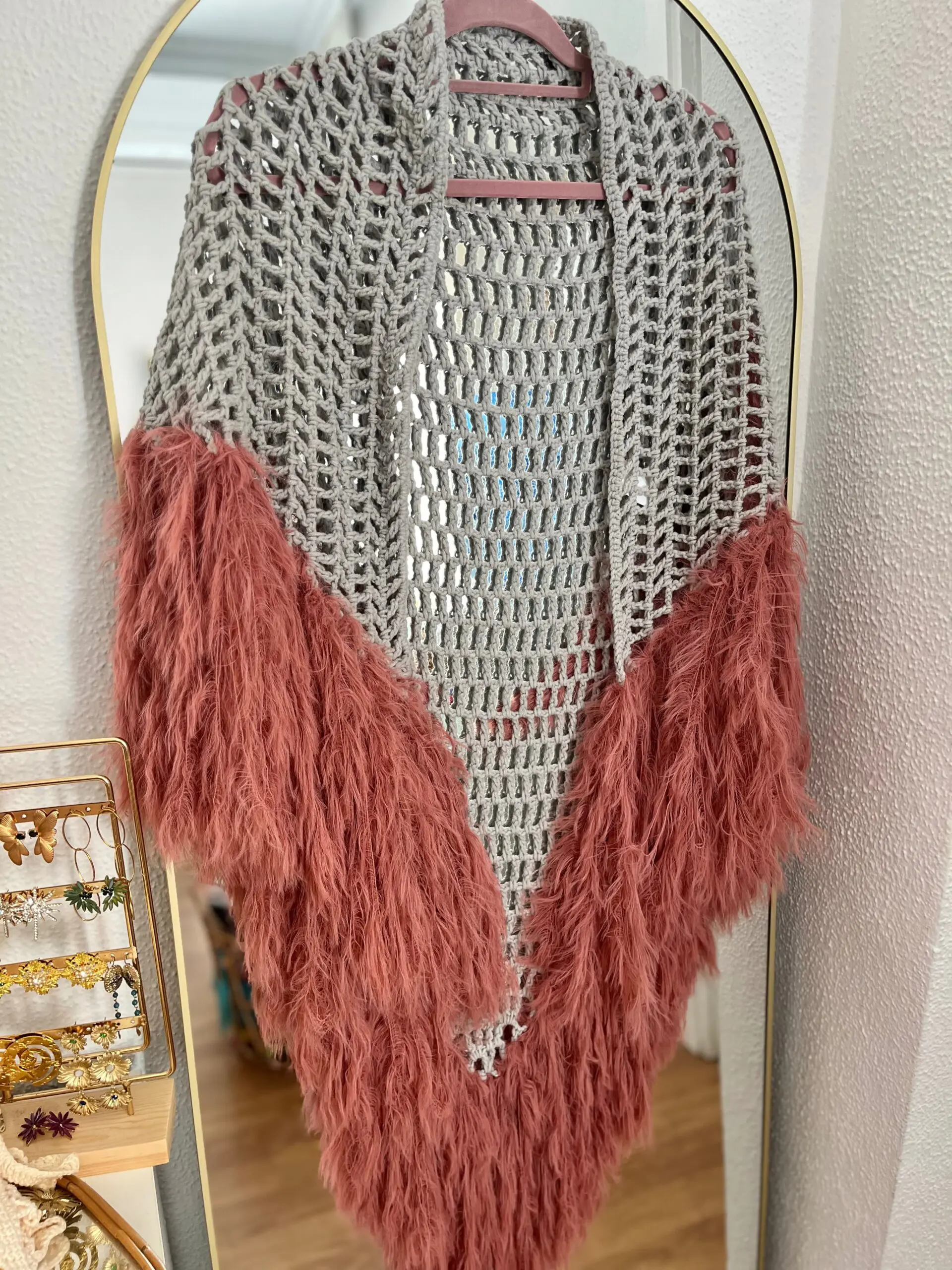 Chal crochet plumas rosa empolvado